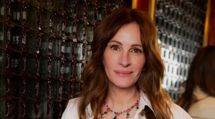 Bye Bye les cheveux longs : Julia Roberts 10 ans plus jeune avec une coupe carrée destructurée .